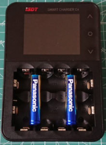 充電器】ISDT C4 Smart Charger レビュー・機能紹介 | ミニ四ファン